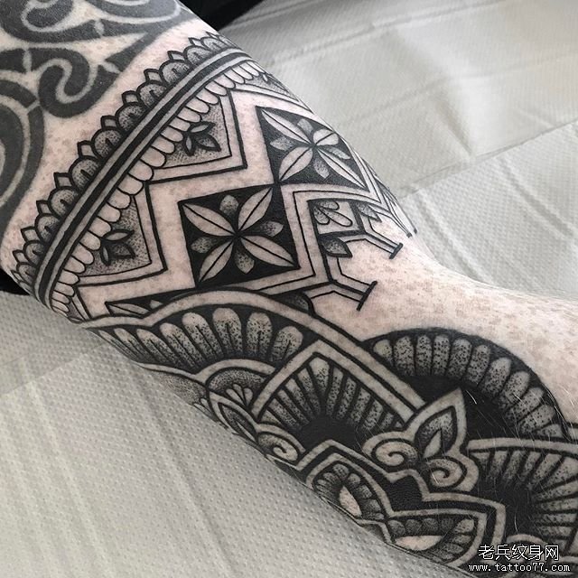 手臂蕾丝梵花纹身