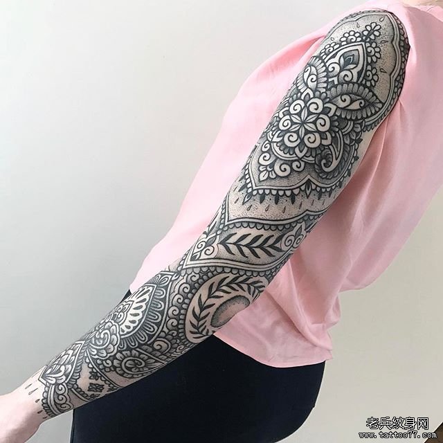 手臂黑灰梵花纹身