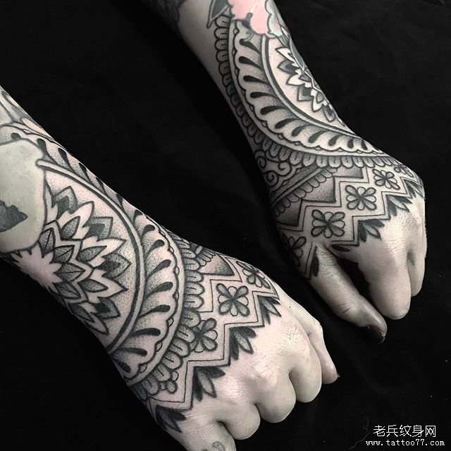 手背对称梵花纹身