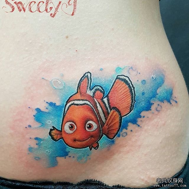 腹部彩色卡通鱼纹身图案