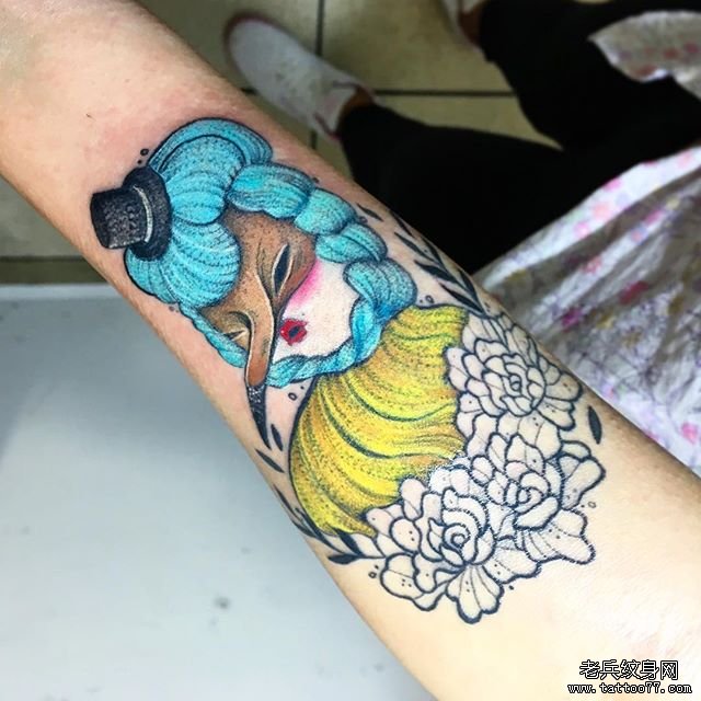 手臂彩色卡通纹身图案