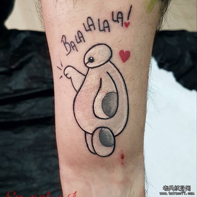 手臂彩色大白纹身图案