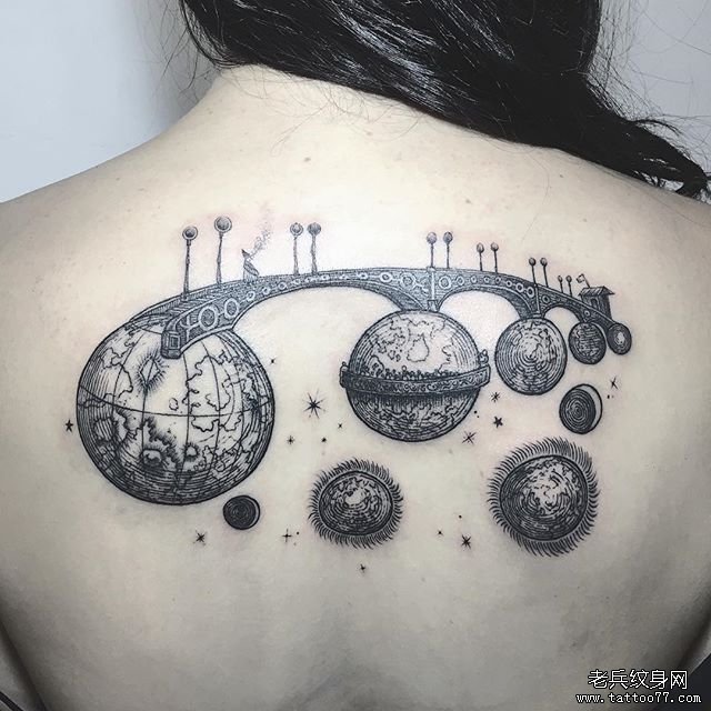 后背个性极简地球桥梁纹身图案