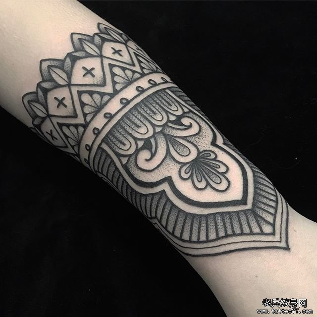 黑灰手臂梵花纹身