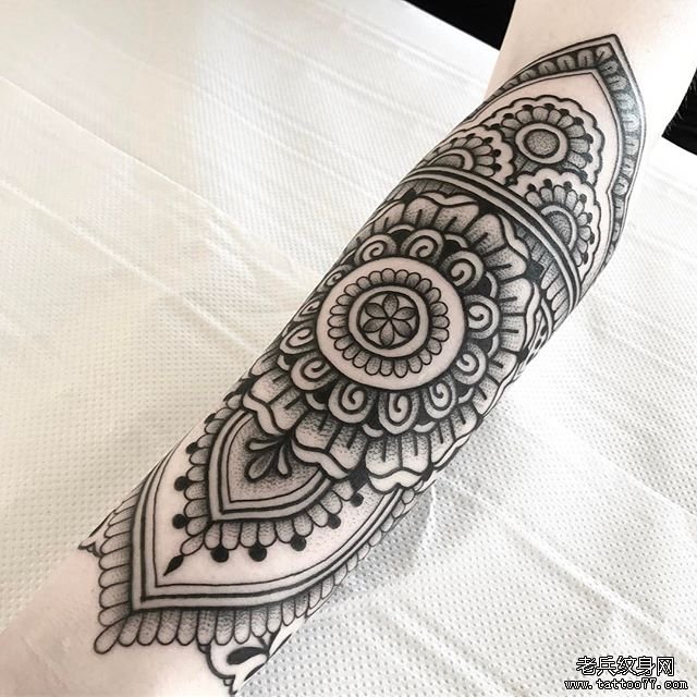 小臂梵花纹身图案