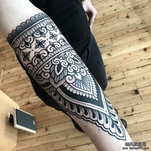 手臂蕾丝梵花纹身