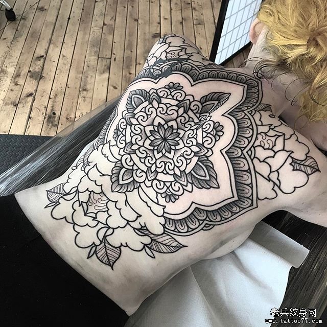 满背梵花牡丹纹身