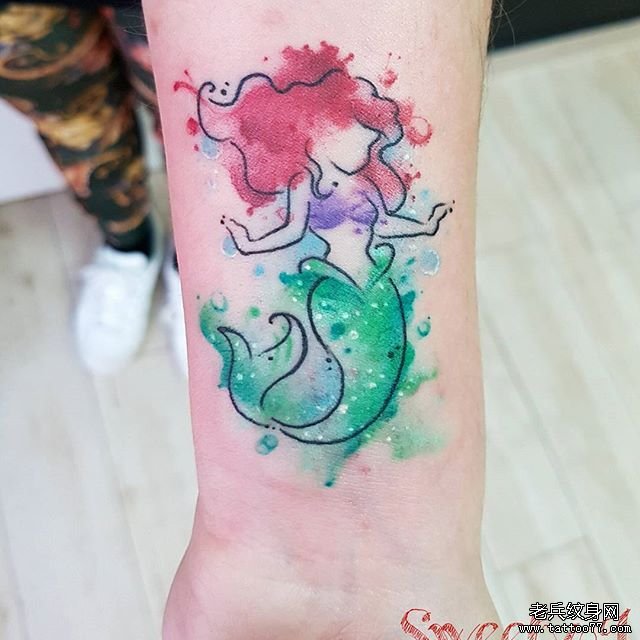 手臂水彩美人鱼纹身图案