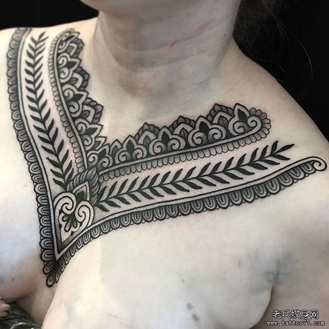 前胸黑灰梵花纹身