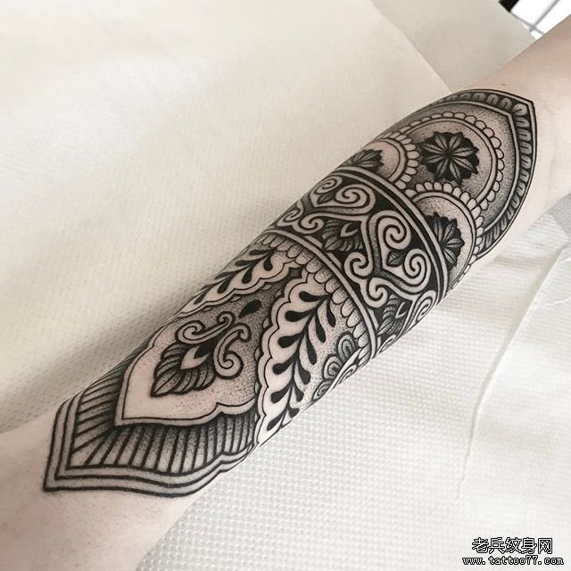 手臂梵花纹身图案