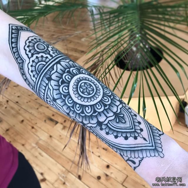 手臂梵花纹身图案