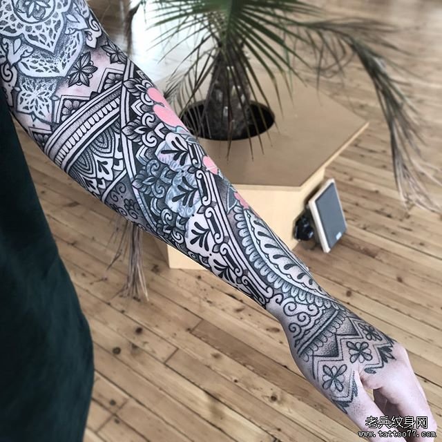 手臂梵花纹身图案
