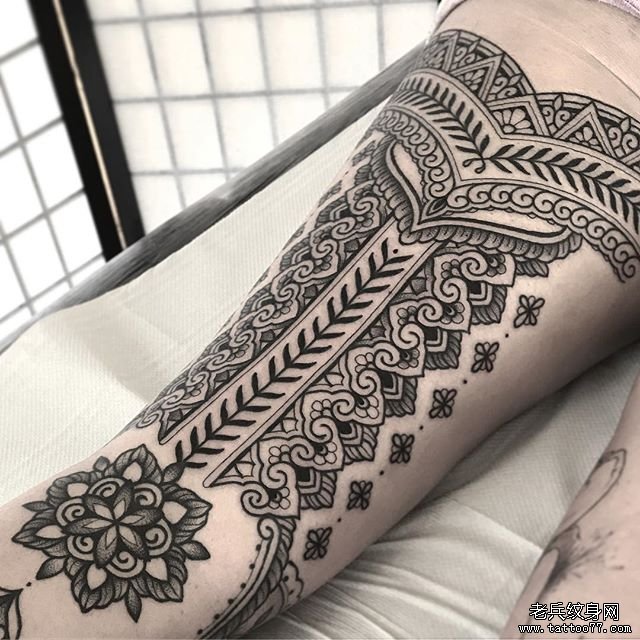 手臂梵花纹身