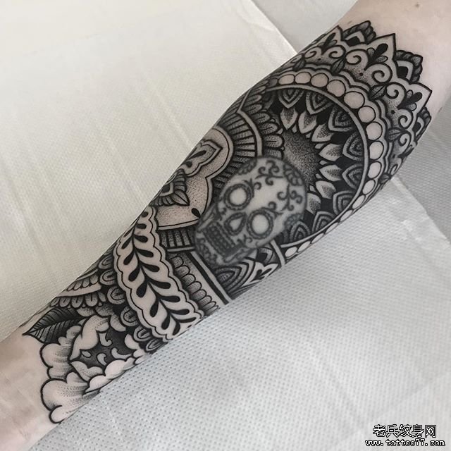手臂梵花骷髅纹身