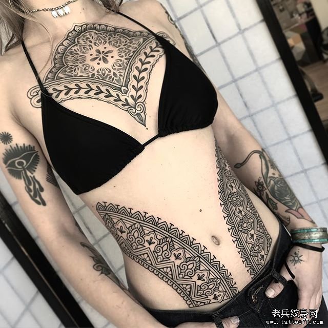 点刺梵花花胸纹身