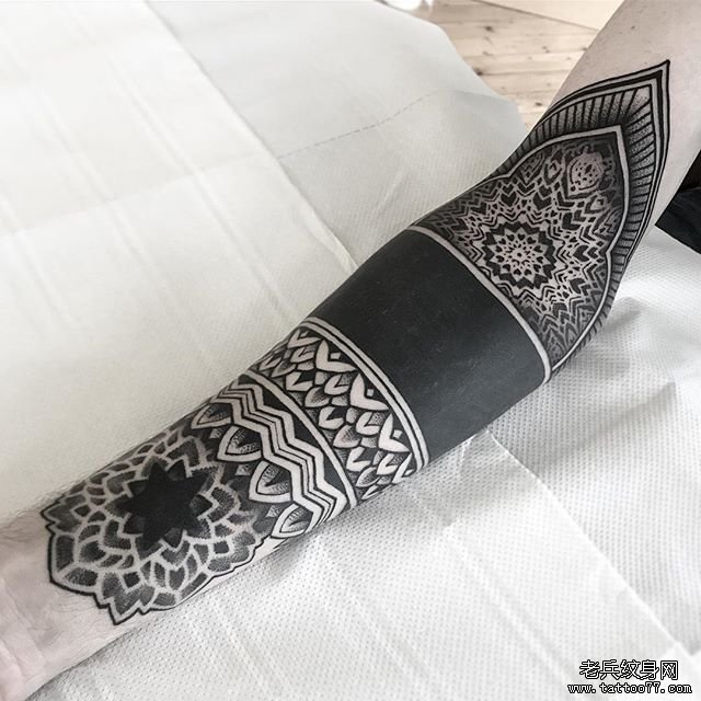 手臂点刺梵花纹身