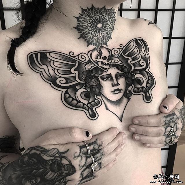 前胸黑灰女郎纹身