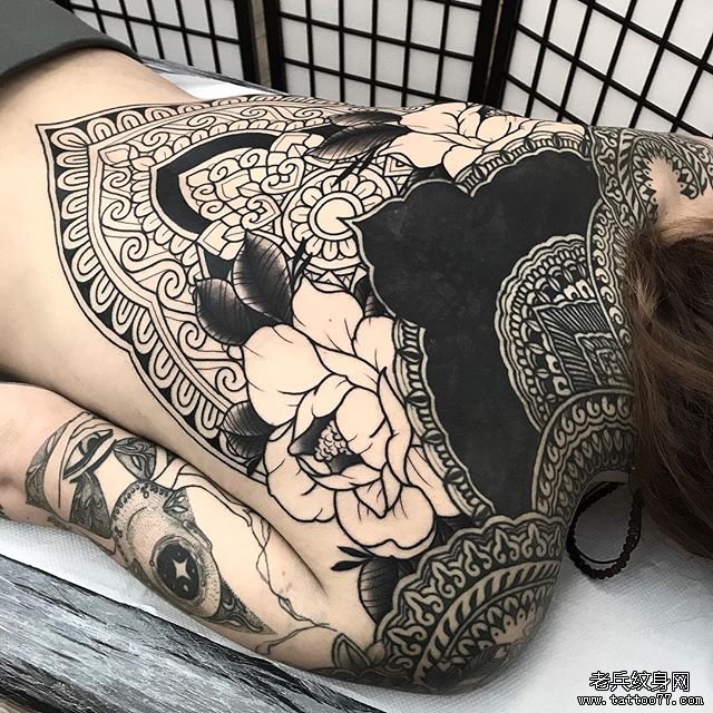 背部梵花纹身图案