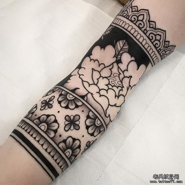 手臂梵花牡丹纹身