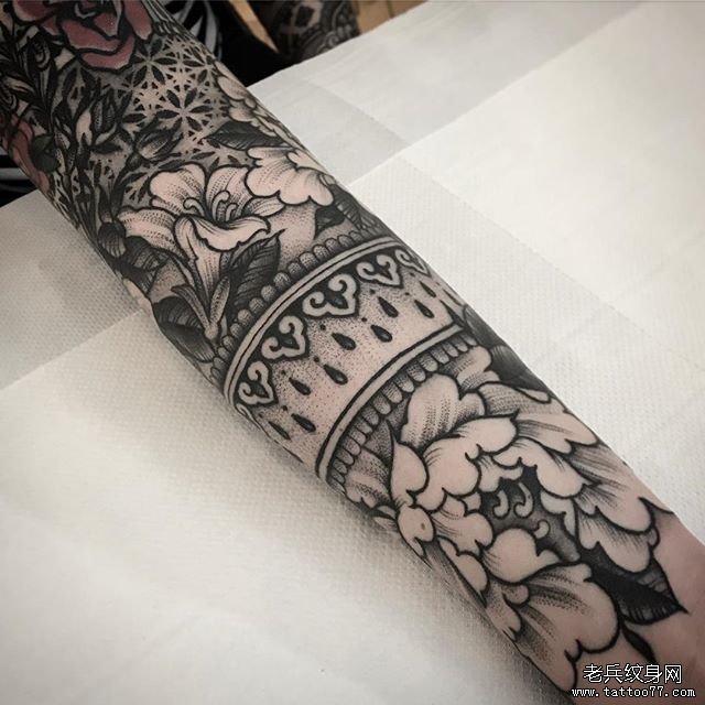 手臂蕾丝牡丹纹身