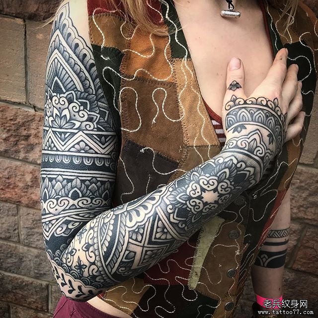手臂梵花蕾丝纹身