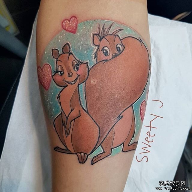 腿部个性松鼠纹身图案