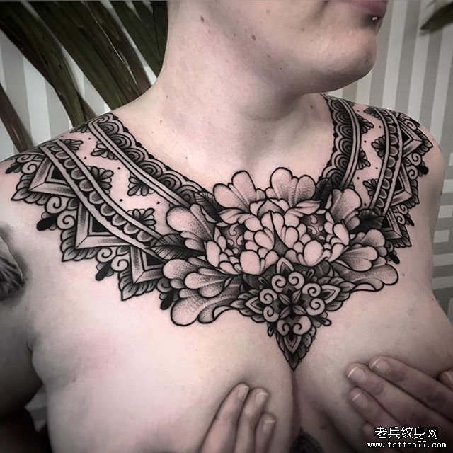 肩部蕾丝牡丹纹身