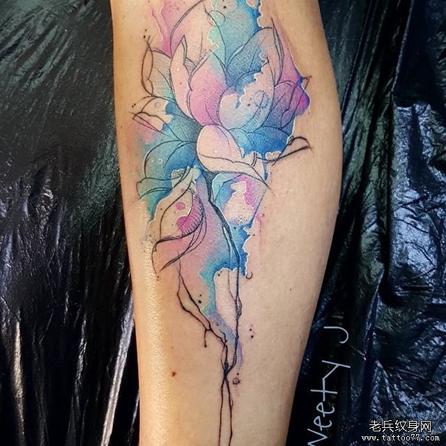 个性水彩花纹身图案