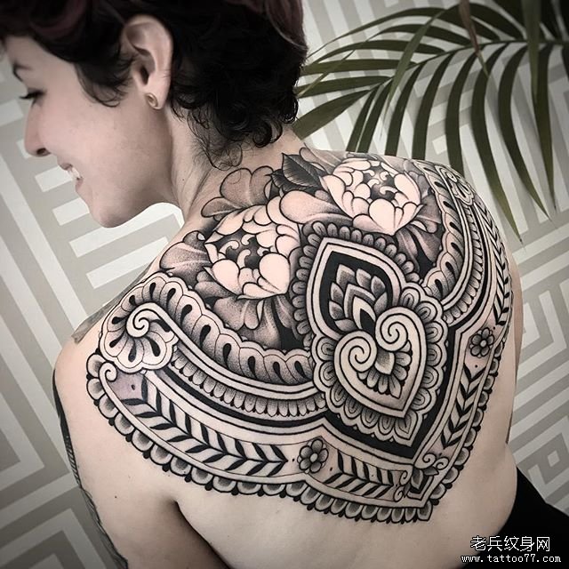背部蕾丝梵花芍药纹身