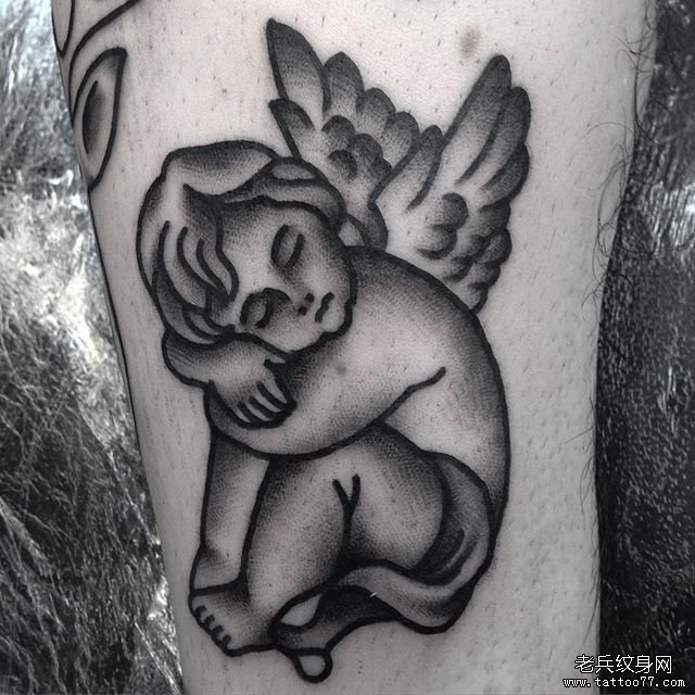 手臂黑灰天使文身