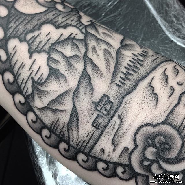 黑灰点刺山峰纹身