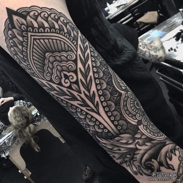 手臂黑灰梵花纹身