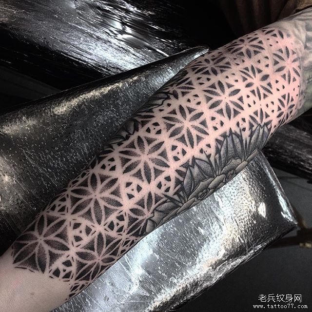 手臂黑灰几何花纹纹身