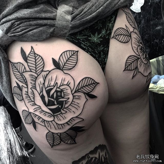 臀部黑灰玫瑰纹身