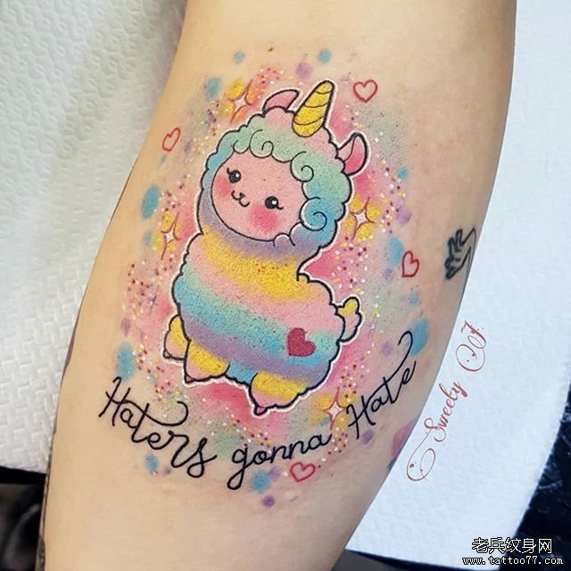 手臂彩色绵羊个性纹身图案