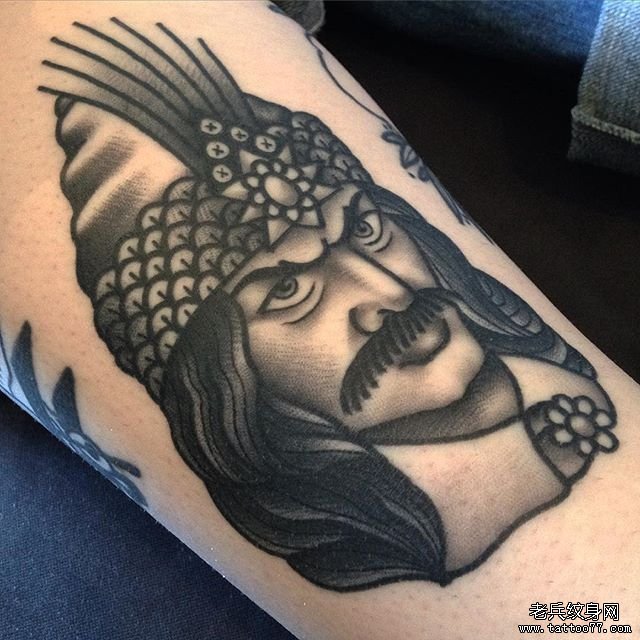 黑灰人物文身图案