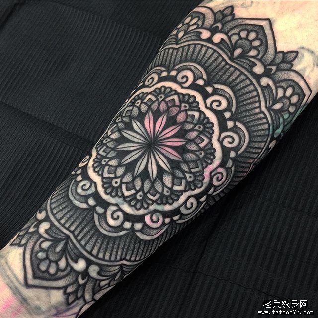 手臂黑灰梵花纹身