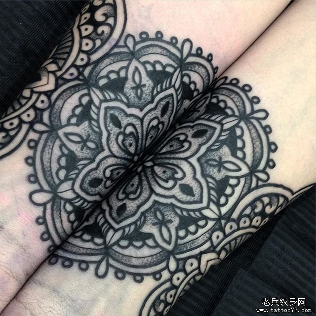 手臂对称梵花纹身