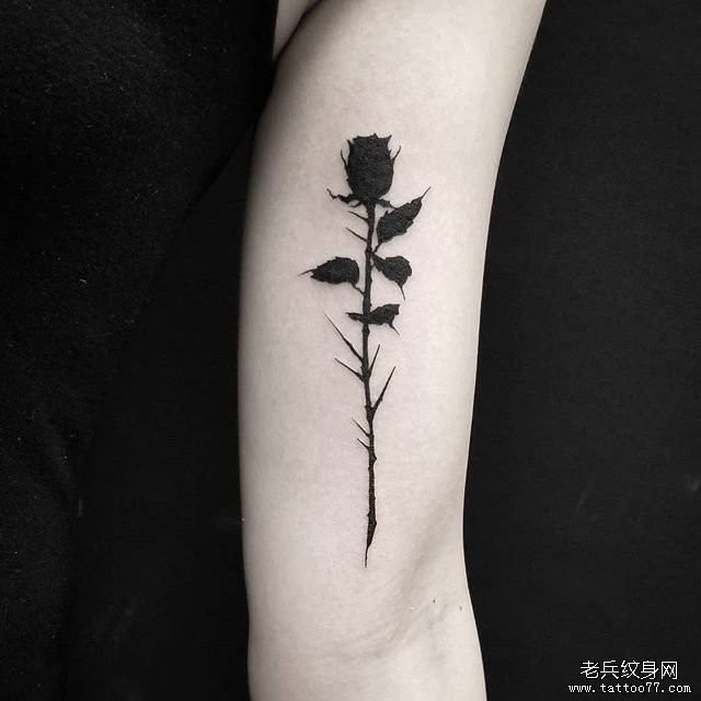 大臂黑玫瑰纹身图案