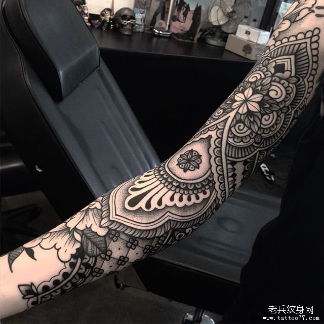 手臂黑灰梵花纹身