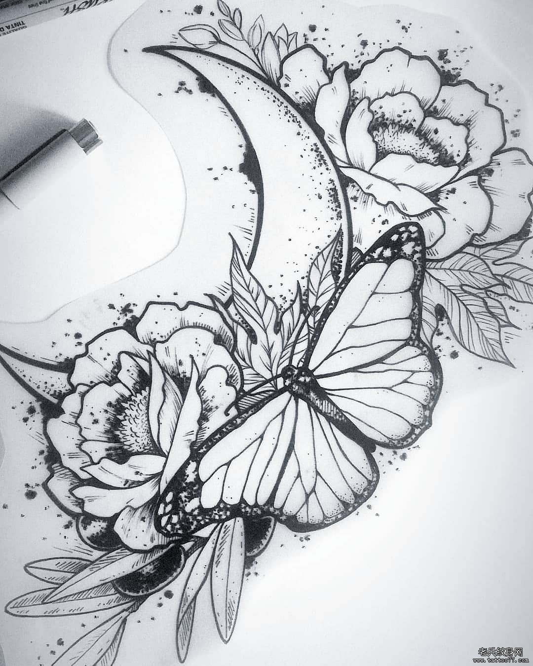  黑灰简笔月亮花纹身手稿