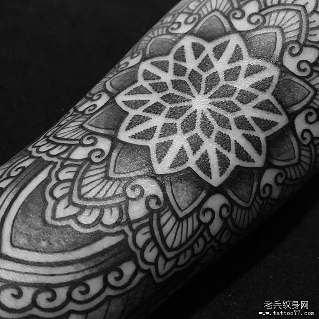 手臂黑灰梵花纹身