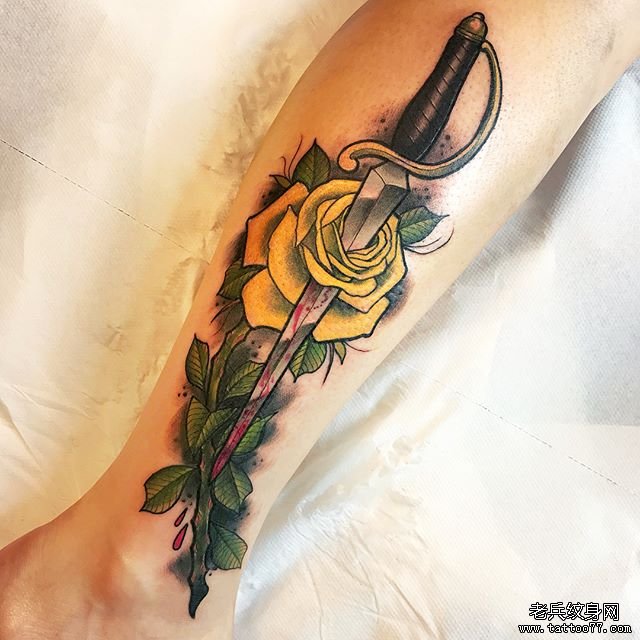 小腿色彩匕首玫瑰纹身