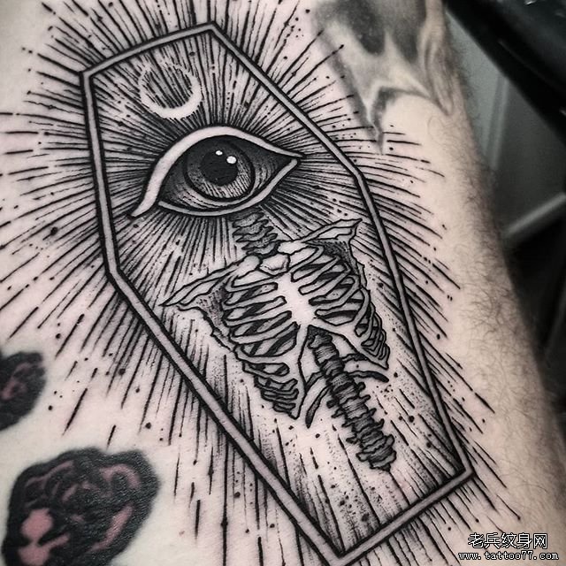 手臂黑灰眼睛骷髅纹身