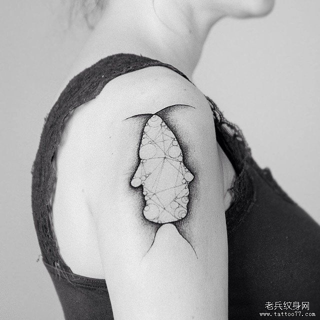 手臂黑灰抽象人像纹身
