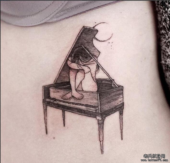 侧腰女孩钢琴纹身图案