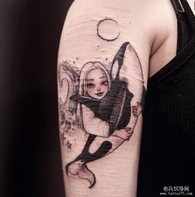 手臂黑灰鲸鱼纹身