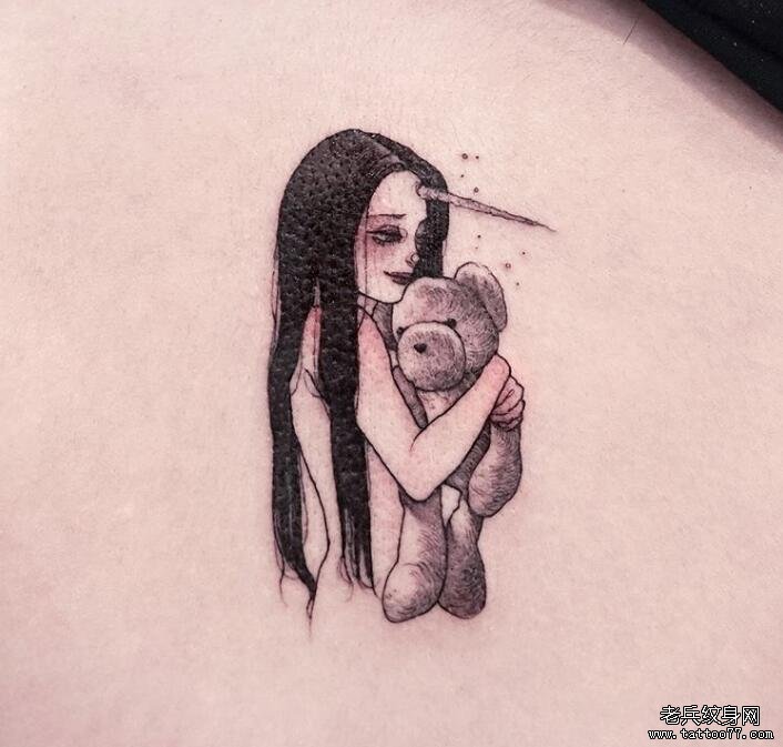 背部黑灰女孩熊纹身