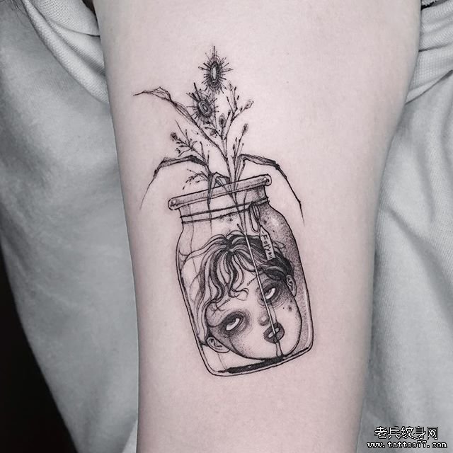 手臂小清新暗黑花瓶男孩纹身