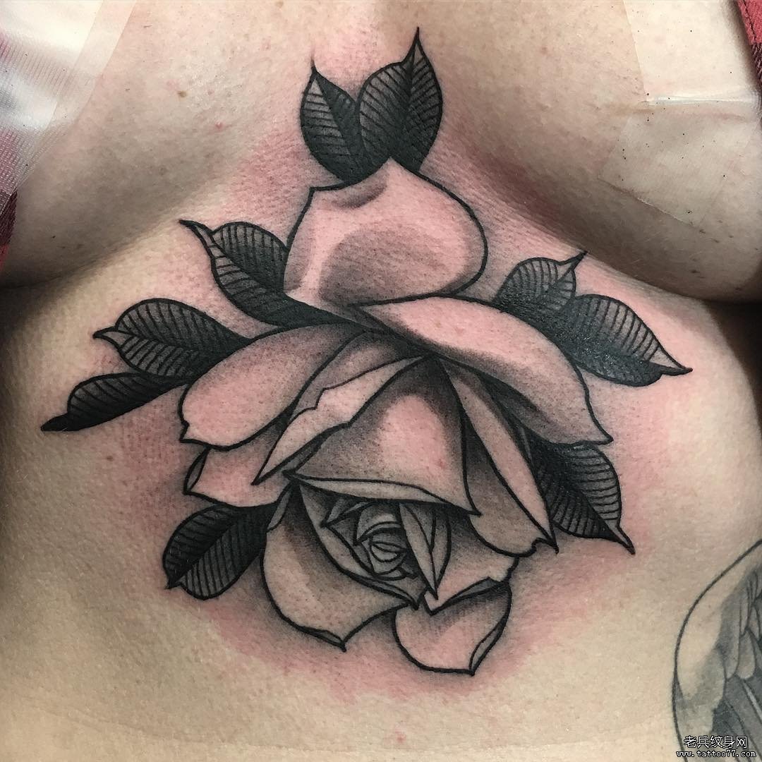 女生胸下黑灰写实玫瑰纹身图案
